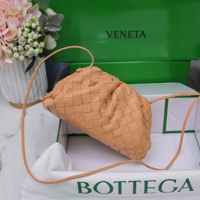Batch 1260 Small Cloud Large Plaid Weaving The pouch Cloud bag is the first series designed by former Celine designer Daniel Lee after joining BV. The upper body is extremely ecstatic ~ fashionable and classy ~ elegant and concise, lazy and intellectual size: 23*13*8 [Little Cloud Rough Weave#]